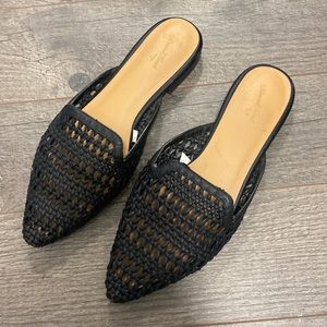 Black textured pointy toe shoe